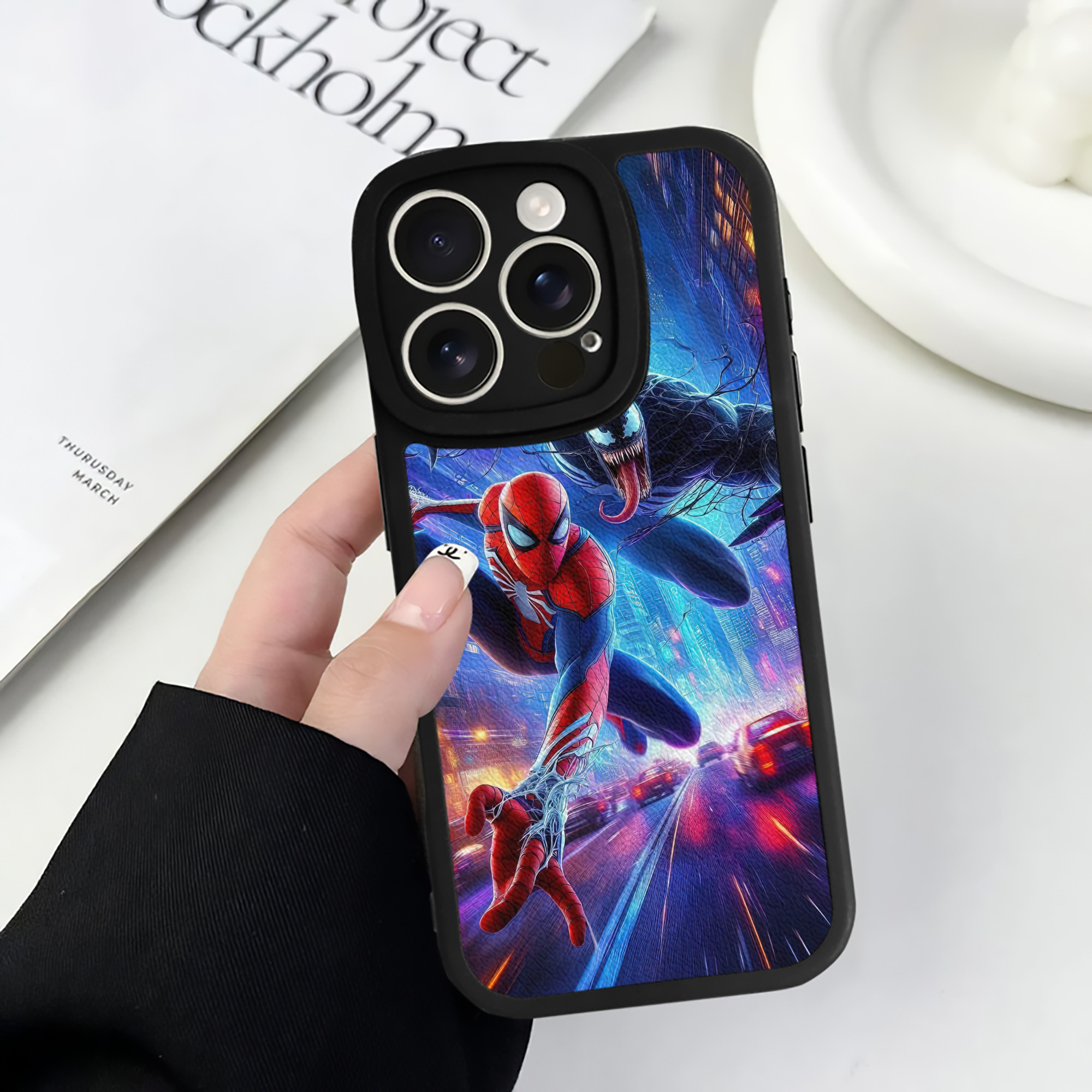 Spider Man スパイダーマン 【iPhone 16シリーズ対応】シリコンスマホケース（レザー調） 材質：シリコン